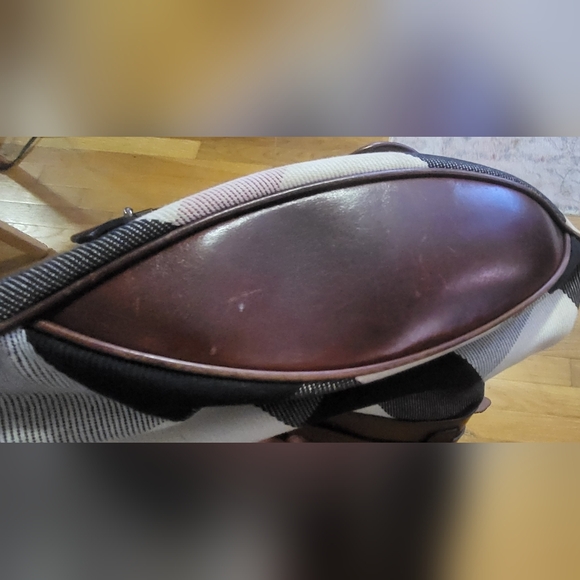 Burberry purse - Picture 10 of 17